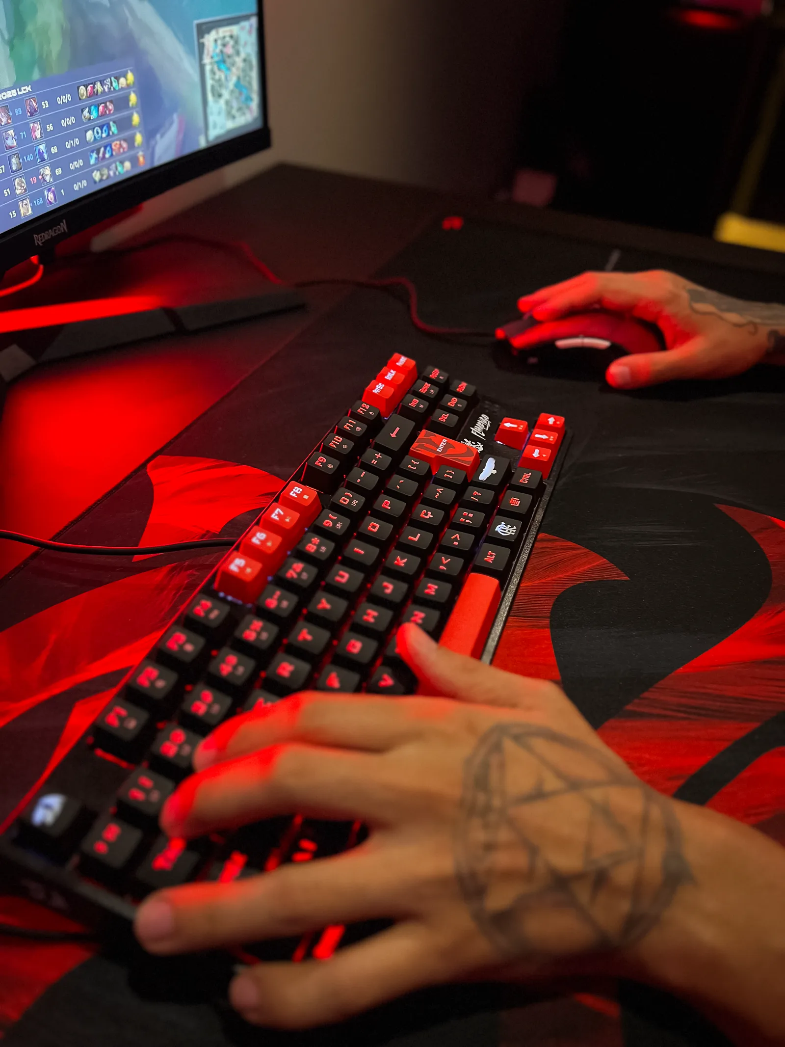 Hands on the Flamengo keyboard