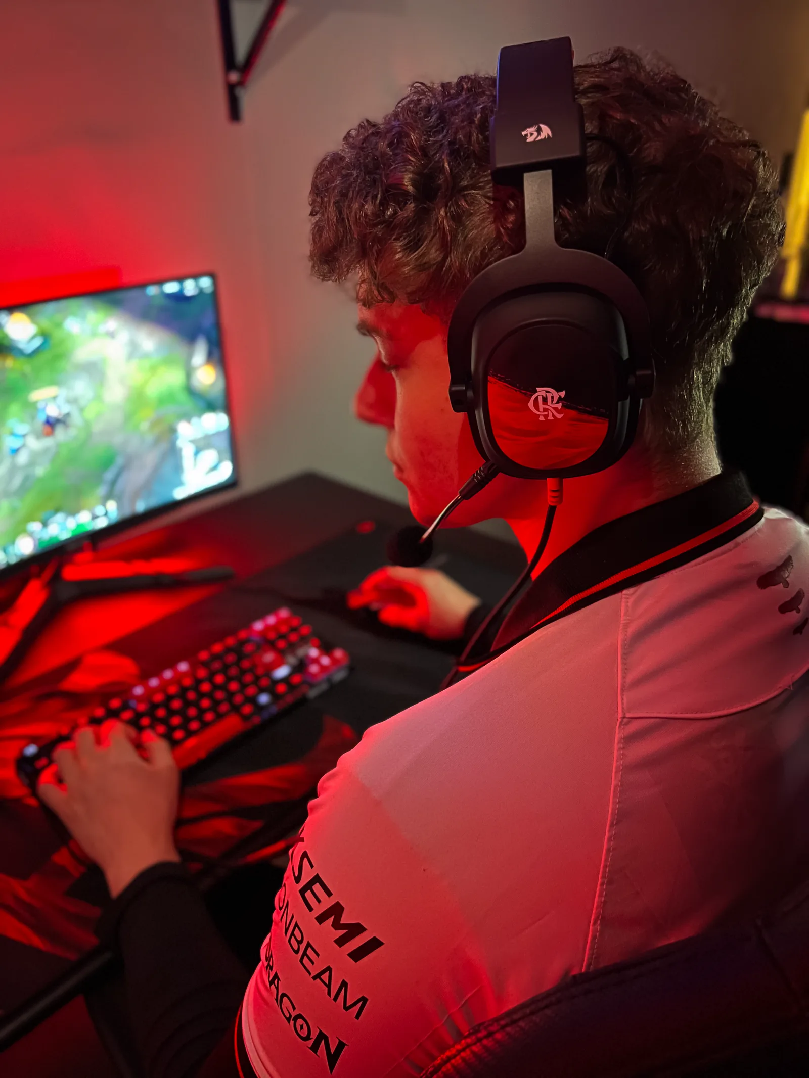 Player at a Flamengo × Redragon setup